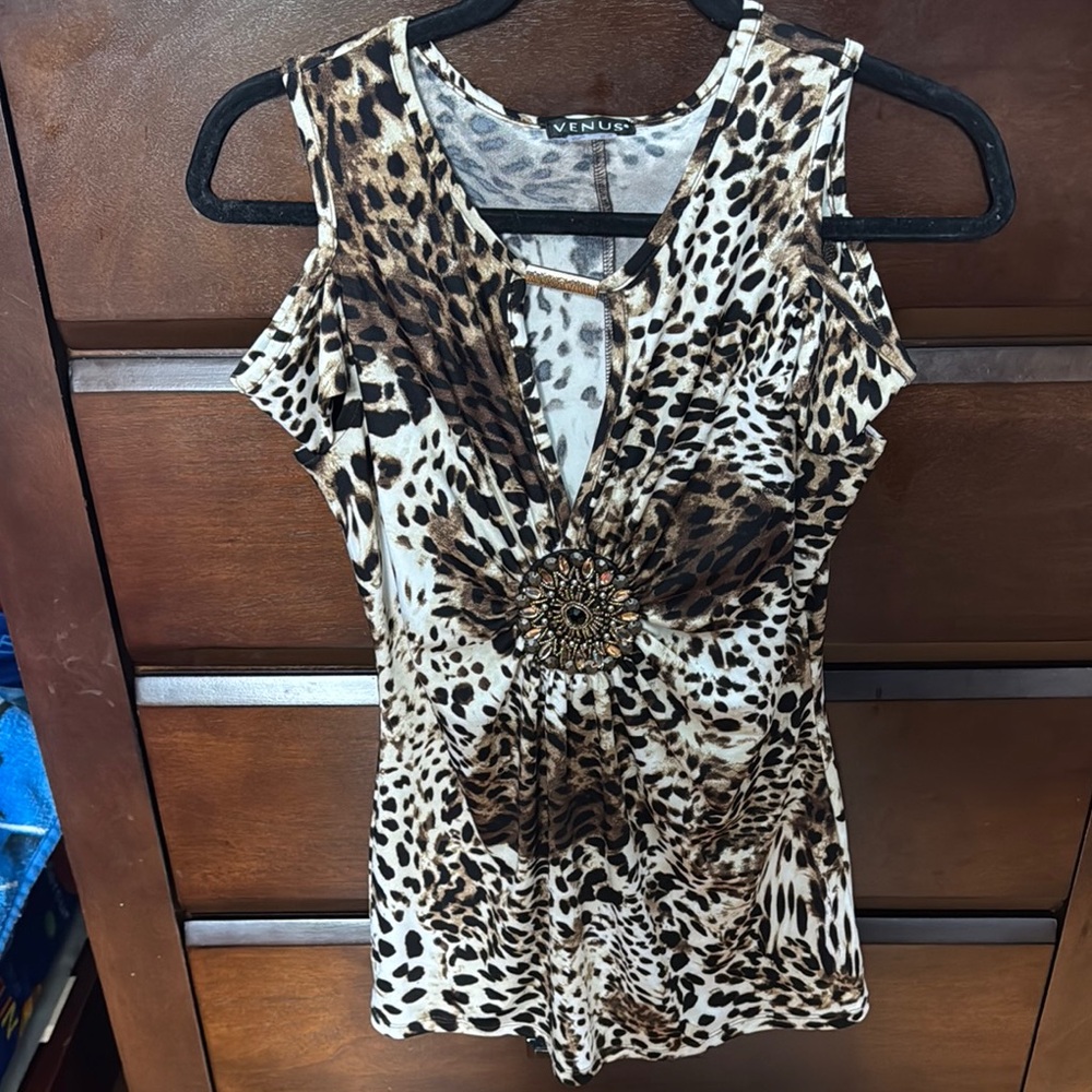 VENUS Brown and Cream Cut Out Top

OFFERS WELCOME!